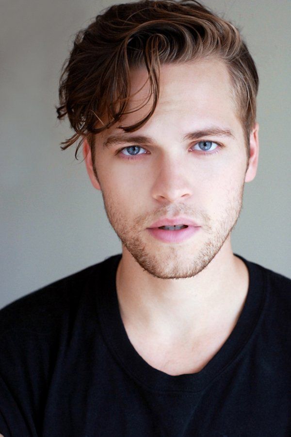 Alexander Calvert – Foto