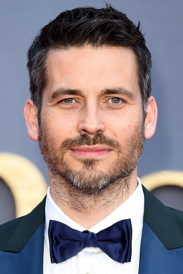 Robert James-Collier – Foto